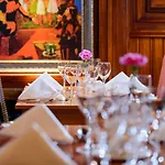 Avenue Hotel 4*